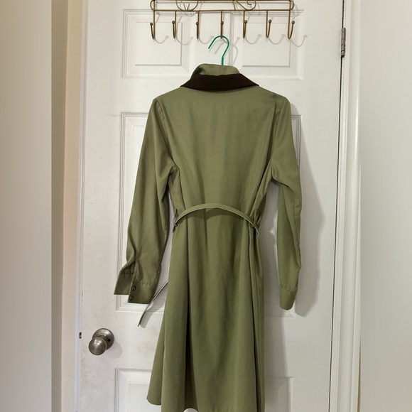 Used like new green dress - Picture 4 of 4